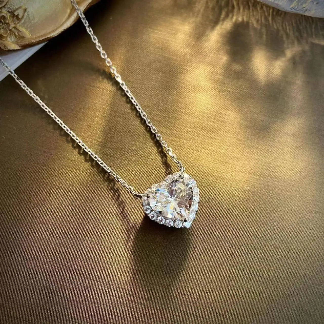 Fashion Trend Unique Design Elegant Delicate Light Luxury Zircon Butterfly Necklace For Women Jewelry Wedding Party Premium Gift