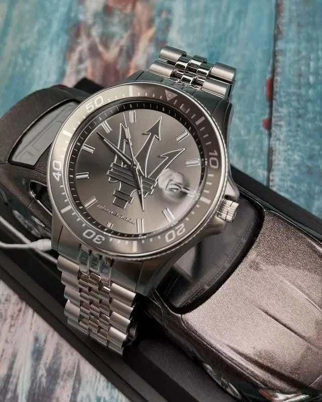 Original Maserati watches men's luxury fashion trends in Europe and America Shi Ying watches luminous gold steel strap.